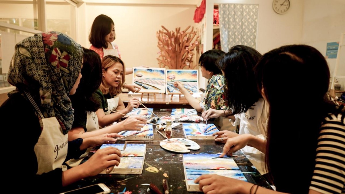 Belajar menciptakan karya lukisan pemandangan dengan kuas dan cat air